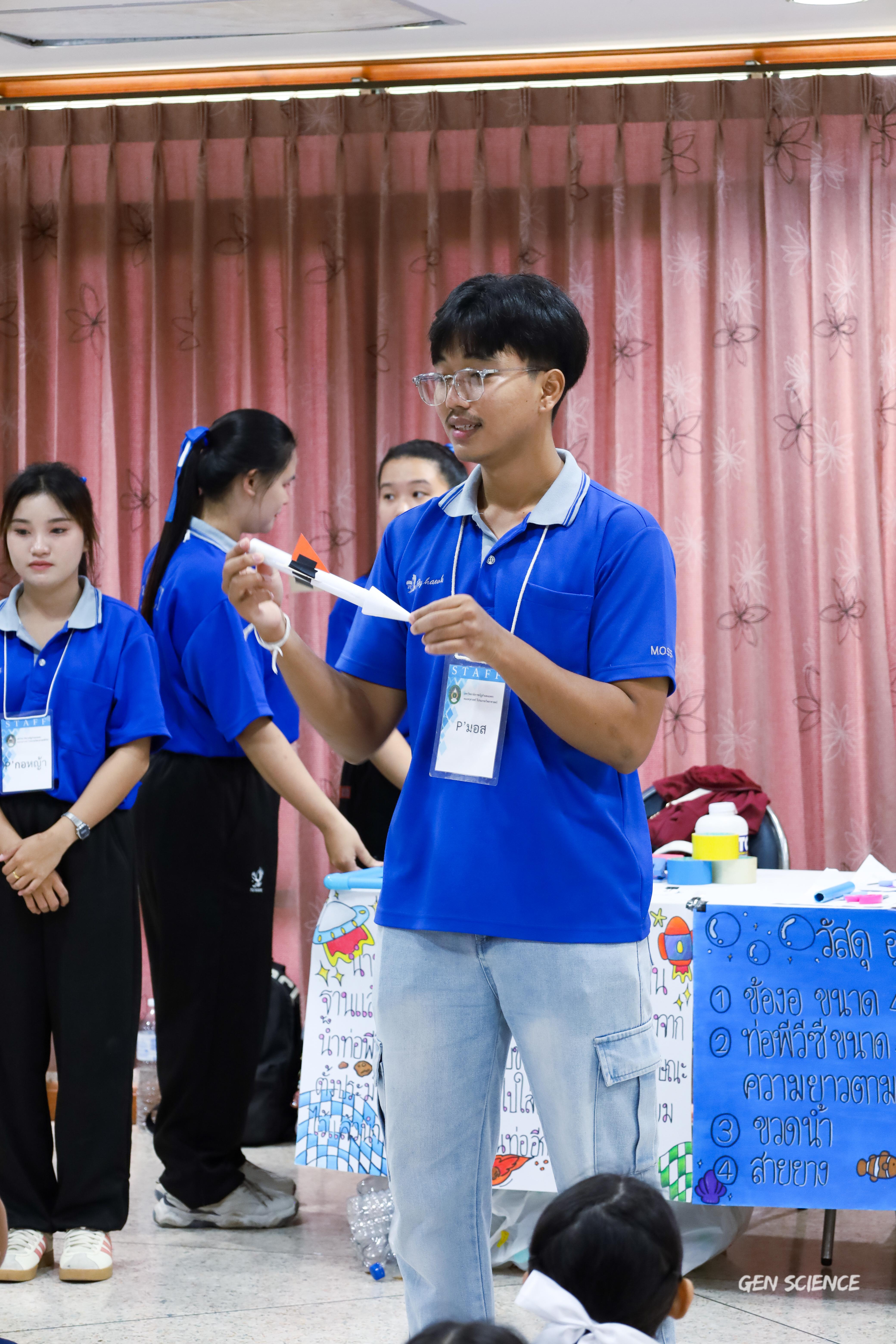 165. วันที่ 27 กันยายน 2568 ผศ.ดร.ปราณี เลิศแก้ว ดร.ธิดารัตน์ พรหมมา และนักศึกษาโปรแกรมวิชาวิทยาศาสตร์ทั่วไป คณะครุศาสตร์ จัดกิจกรรมค่าย STEM ให้กับโรงเรียนทรัพย์สถิตย์วิทยาคาร ณ หอประชุมทีปังกรรัศมีโชติ