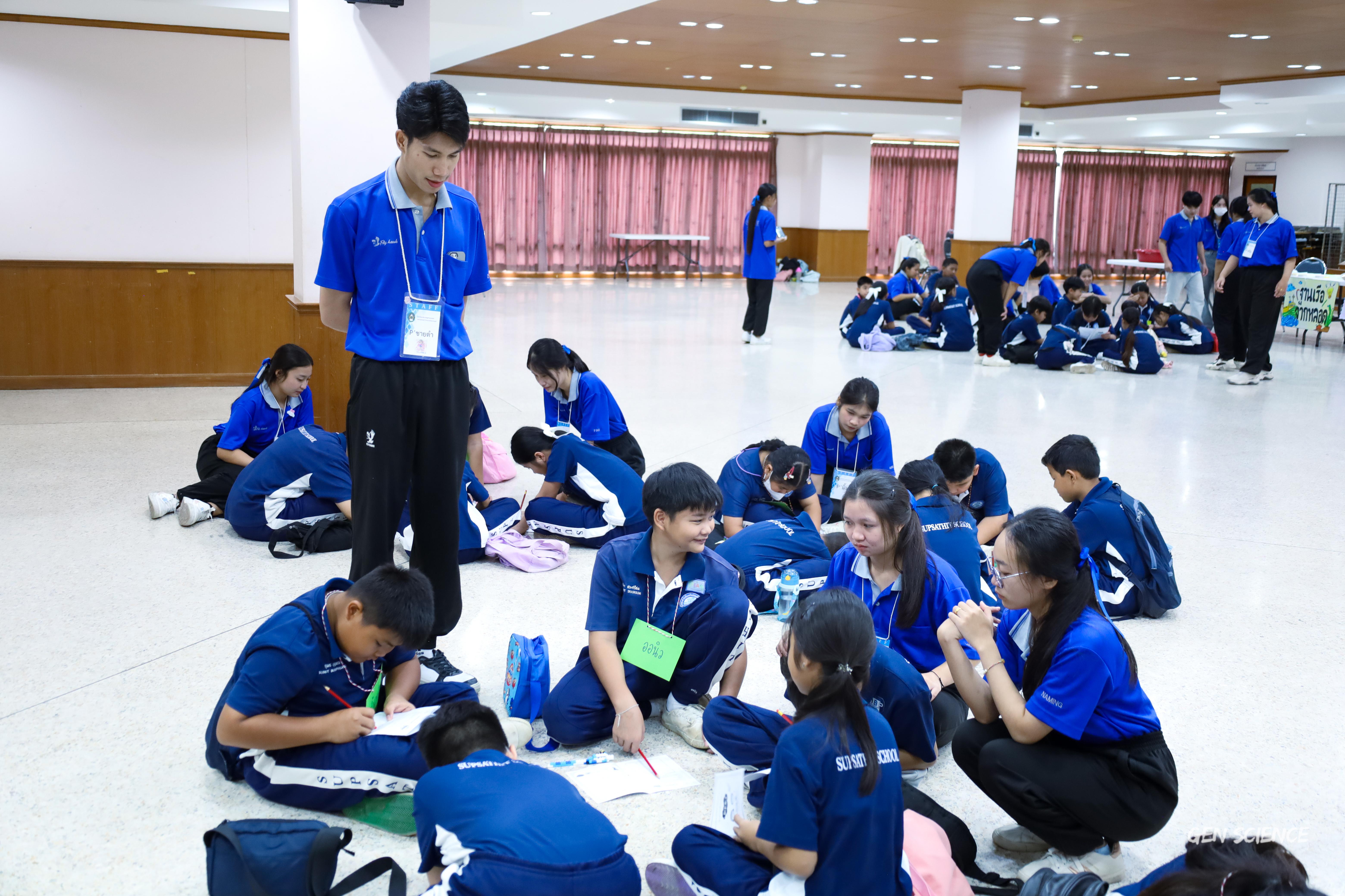 169. วันที่ 27 กันยายน 2568 ผศ.ดร.ปราณี เลิศแก้ว ดร.ธิดารัตน์ พรหมมา และนักศึกษาโปรแกรมวิชาวิทยาศาสตร์ทั่วไป คณะครุศาสตร์ จัดกิจกรรมค่าย STEM ให้กับโรงเรียนทรัพย์สถิตย์วิทยาคาร ณ หอประชุมทีปังกรรัศมีโชติ
