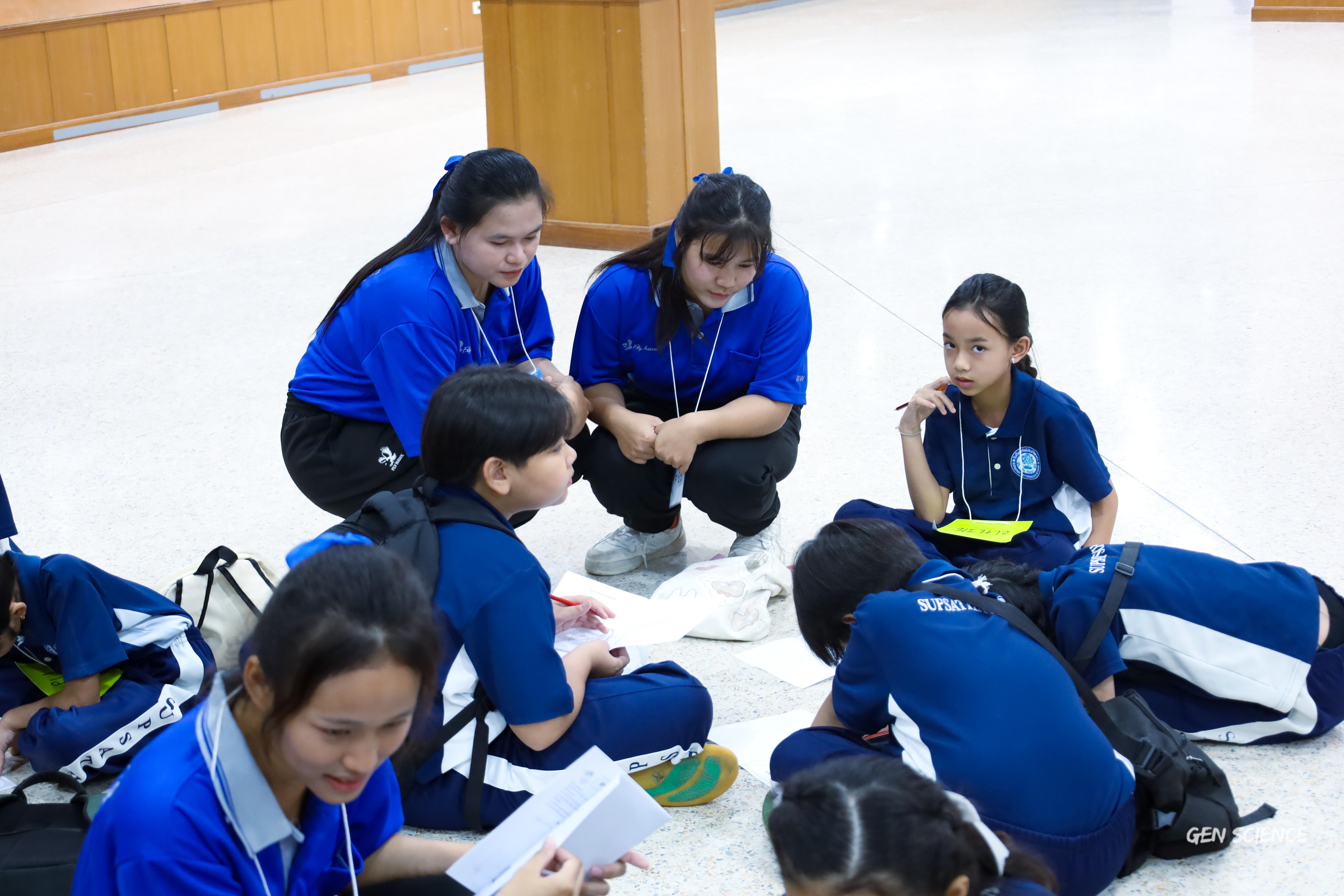 173. วันที่ 27 กันยายน 2568 ผศ.ดร.ปราณี เลิศแก้ว ดร.ธิดารัตน์ พรหมมา และนักศึกษาโปรแกรมวิชาวิทยาศาสตร์ทั่วไป คณะครุศาสตร์ จัดกิจกรรมค่าย STEM ให้กับโรงเรียนทรัพย์สถิตย์วิทยาคาร ณ หอประชุมทีปังกรรัศมีโชติ