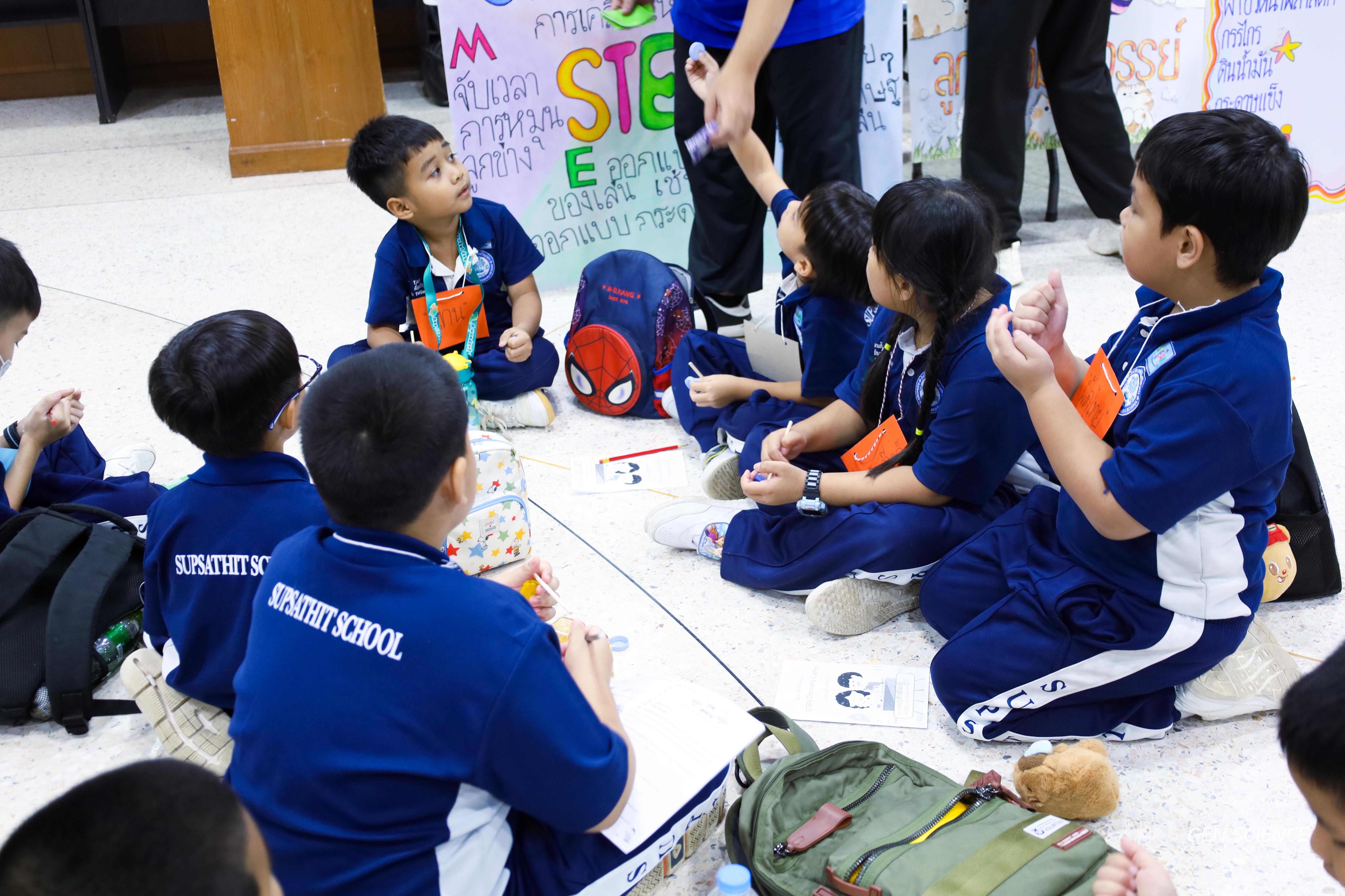 190. วันที่ 27 กันยายน 2568 ผศ.ดร.ปราณี เลิศแก้ว ดร.ธิดารัตน์ พรหมมา และนักศึกษาโปรแกรมวิชาวิทยาศาสตร์ทั่วไป คณะครุศาสตร์ จัดกิจกรรมค่าย STEM ให้กับโรงเรียนทรัพย์สถิตย์วิทยาคาร ณ หอประชุมทีปังกรรัศมีโชติ