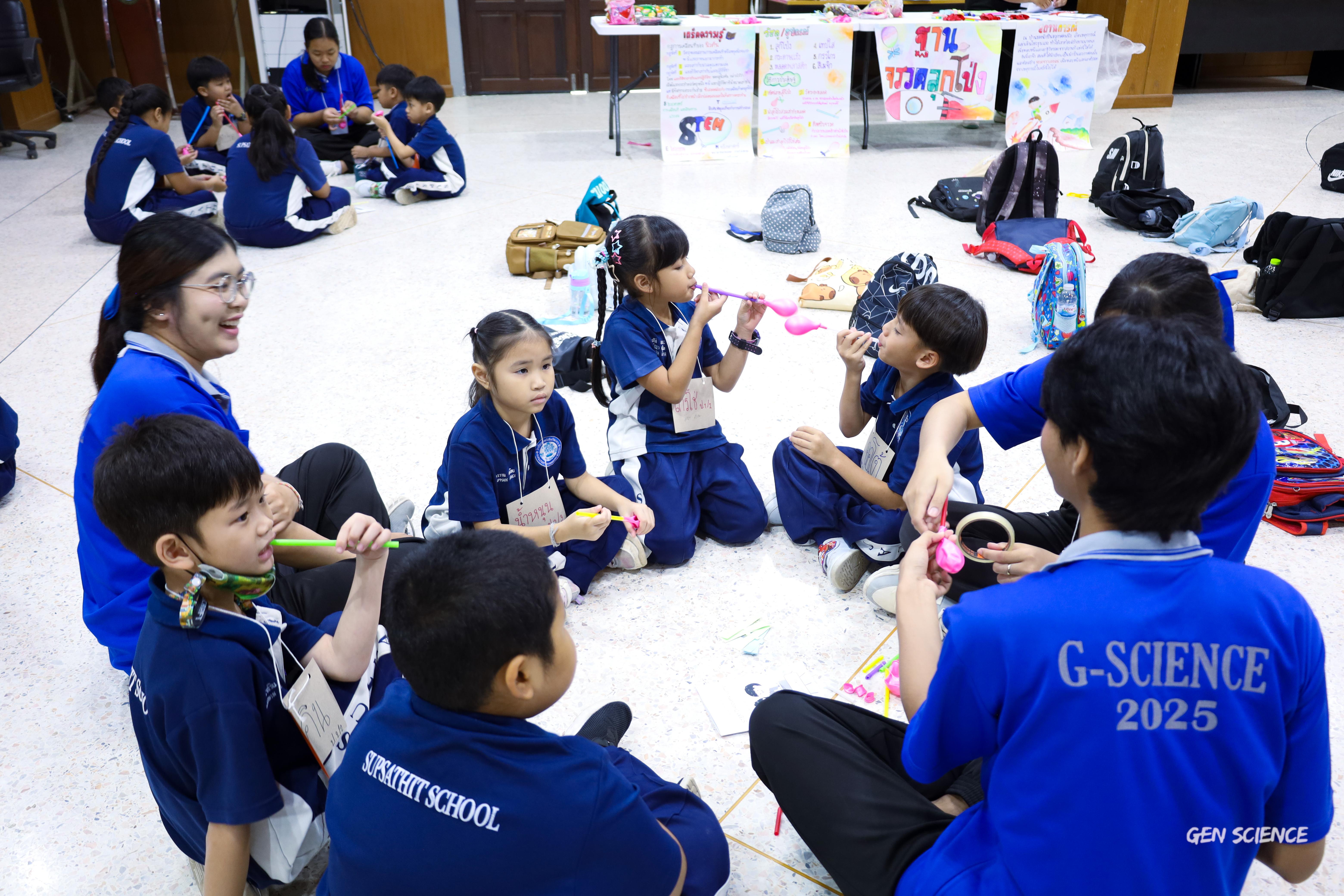 195. วันที่ 27 กันยายน 2568 ผศ.ดร.ปราณี เลิศแก้ว ดร.ธิดารัตน์ พรหมมา และนักศึกษาโปรแกรมวิชาวิทยาศาสตร์ทั่วไป คณะครุศาสตร์ จัดกิจกรรมค่าย STEM ให้กับโรงเรียนทรัพย์สถิตย์วิทยาคาร ณ หอประชุมทีปังกรรัศมีโชติ