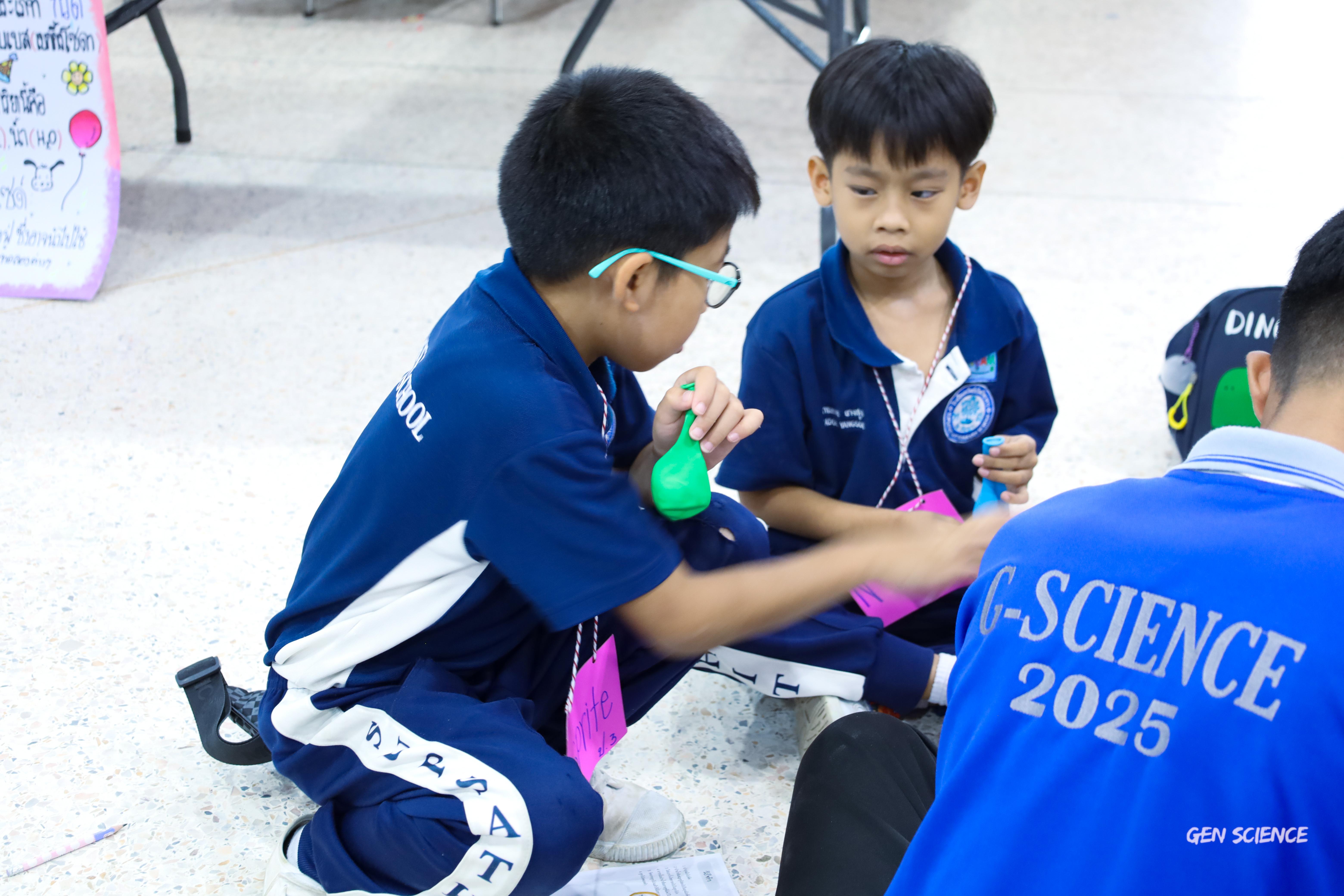 200. วันที่ 27 กันยายน 2568 ผศ.ดร.ปราณี เลิศแก้ว ดร.ธิดารัตน์ พรหมมา และนักศึกษาโปรแกรมวิชาวิทยาศาสตร์ทั่วไป คณะครุศาสตร์ จัดกิจกรรมค่าย STEM ให้กับโรงเรียนทรัพย์สถิตย์วิทยาคาร ณ หอประชุมทีปังกรรัศมีโชติ