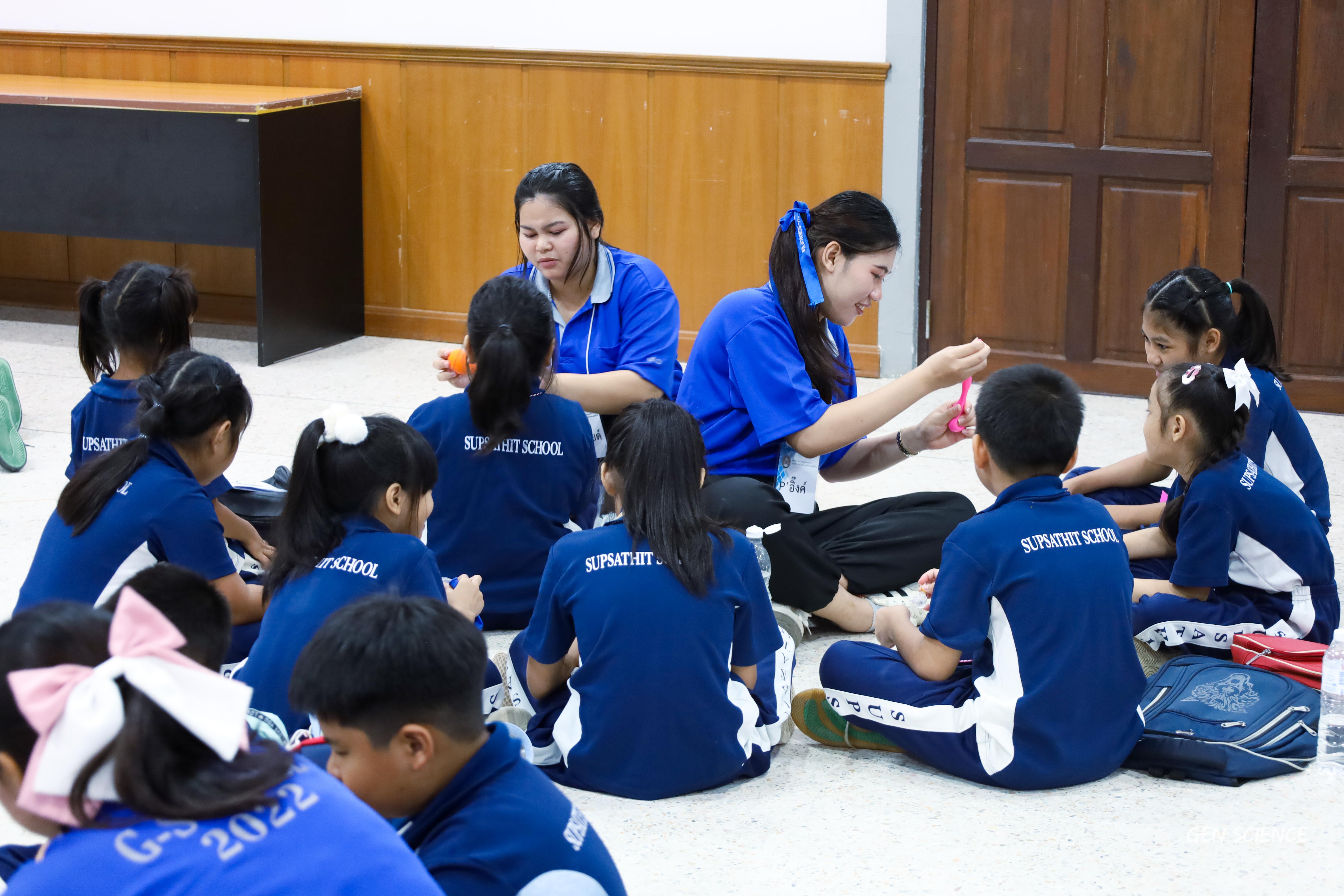 201. วันที่ 27 กันยายน 2568 ผศ.ดร.ปราณี เลิศแก้ว ดร.ธิดารัตน์ พรหมมา และนักศึกษาโปรแกรมวิชาวิทยาศาสตร์ทั่วไป คณะครุศาสตร์ จัดกิจกรรมค่าย STEM ให้กับโรงเรียนทรัพย์สถิตย์วิทยาคาร ณ หอประชุมทีปังกรรัศมีโชติ