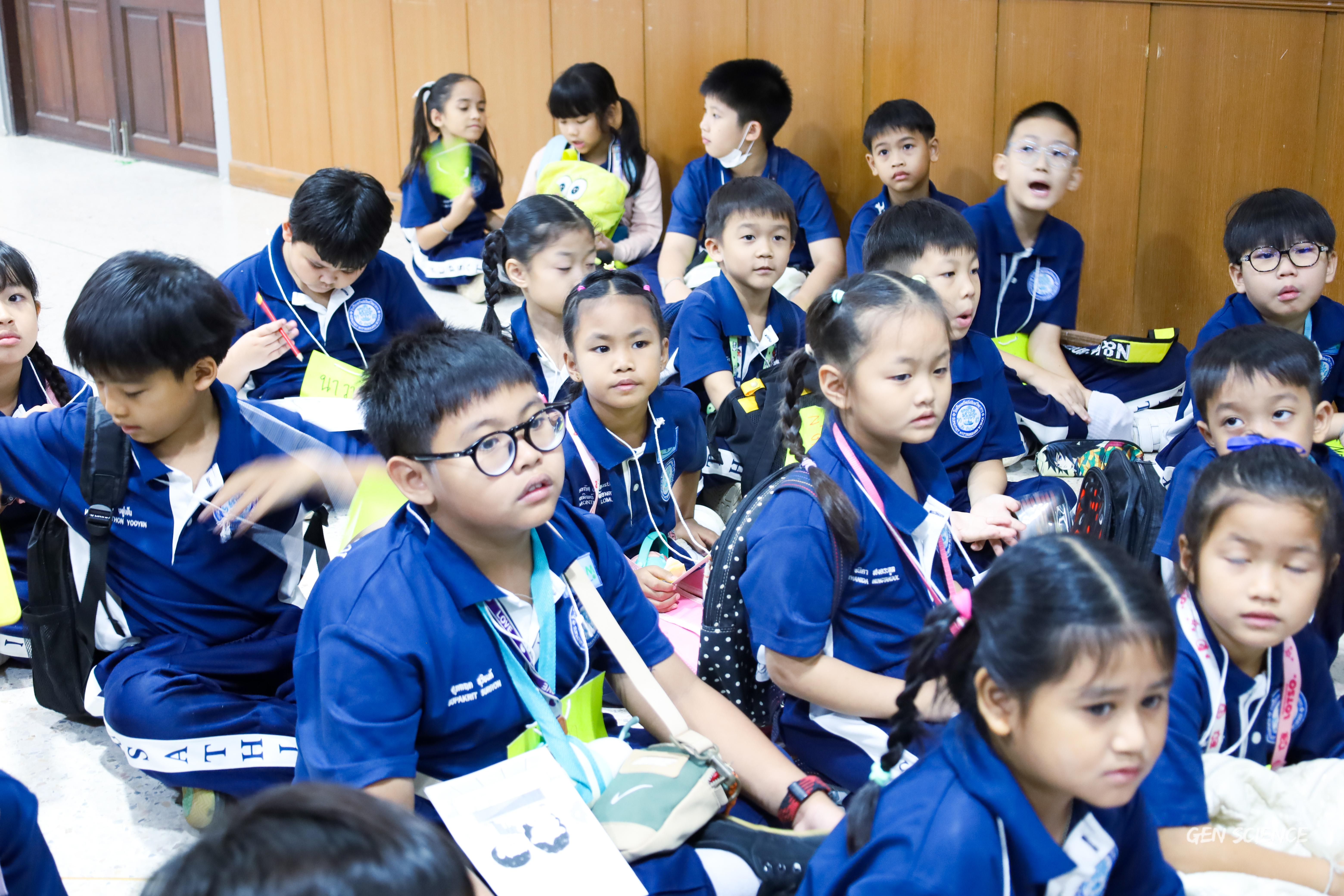 203. วันที่ 27 กันยายน 2568 ผศ.ดร.ปราณี เลิศแก้ว ดร.ธิดารัตน์ พรหมมา และนักศึกษาโปรแกรมวิชาวิทยาศาสตร์ทั่วไป คณะครุศาสตร์ จัดกิจกรรมค่าย STEM ให้กับโรงเรียนทรัพย์สถิตย์วิทยาคาร ณ หอประชุมทีปังกรรัศมีโชติ
