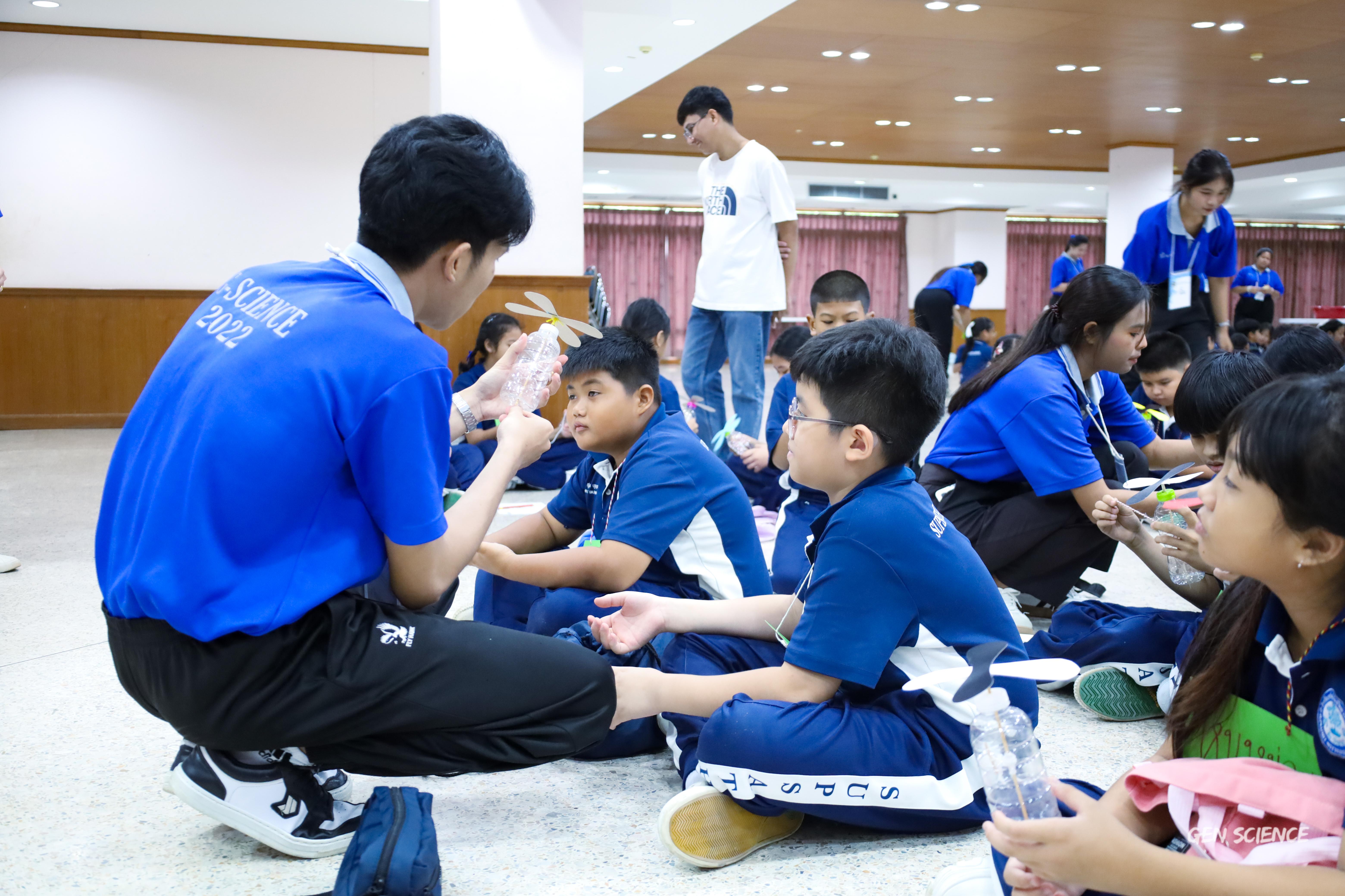 207. วันที่ 27 กันยายน 2568 ผศ.ดร.ปราณี เลิศแก้ว ดร.ธิดารัตน์ พรหมมา และนักศึกษาโปรแกรมวิชาวิทยาศาสตร์ทั่วไป คณะครุศาสตร์ จัดกิจกรรมค่าย STEM ให้กับโรงเรียนทรัพย์สถิตย์วิทยาคาร ณ หอประชุมทีปังกรรัศมีโชติ
