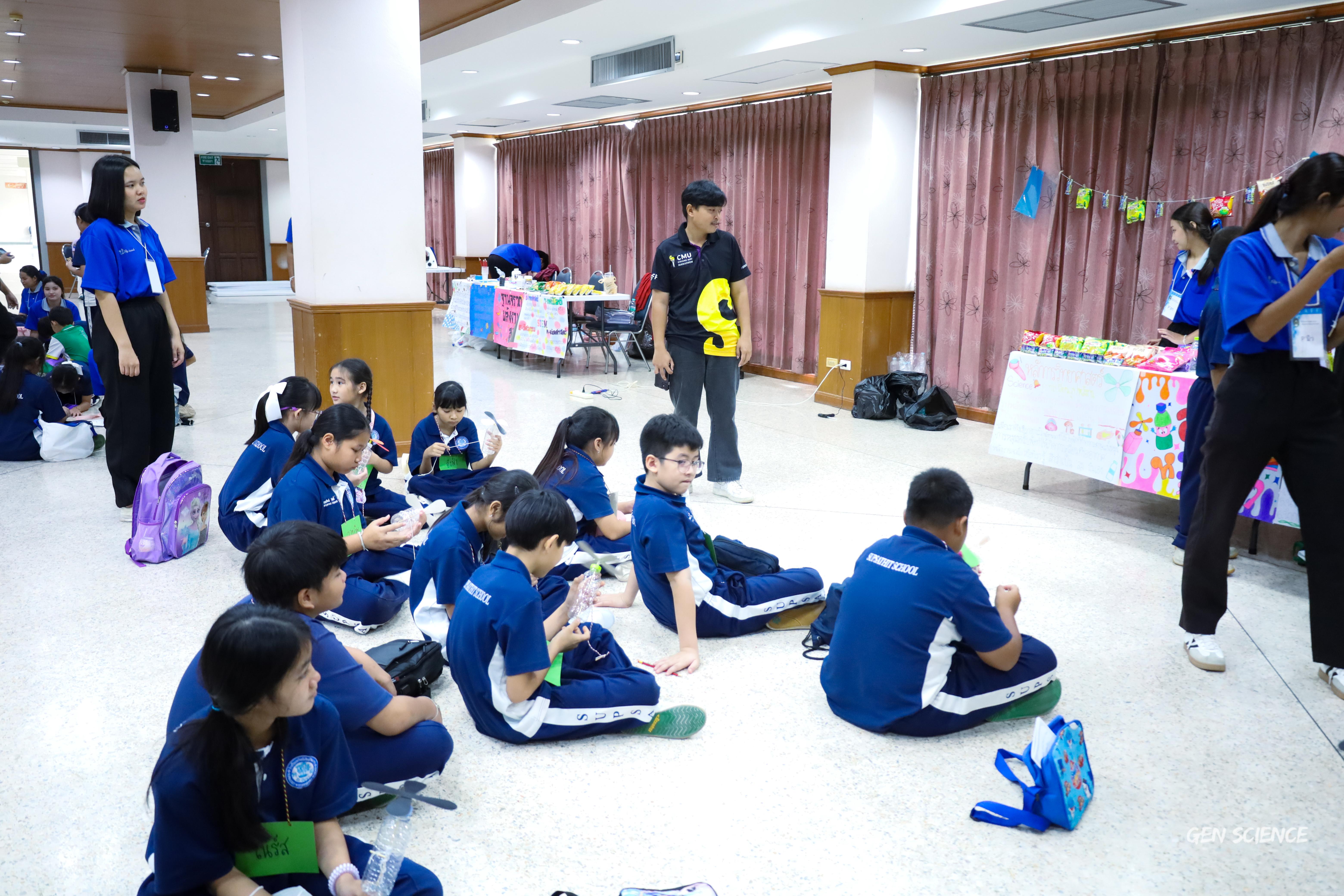 210. วันที่ 27 กันยายน 2568 ผศ.ดร.ปราณี เลิศแก้ว ดร.ธิดารัตน์ พรหมมา และนักศึกษาโปรแกรมวิชาวิทยาศาสตร์ทั่วไป คณะครุศาสตร์ จัดกิจกรรมค่าย STEM ให้กับโรงเรียนทรัพย์สถิตย์วิทยาคาร ณ หอประชุมทีปังกรรัศมีโชติ