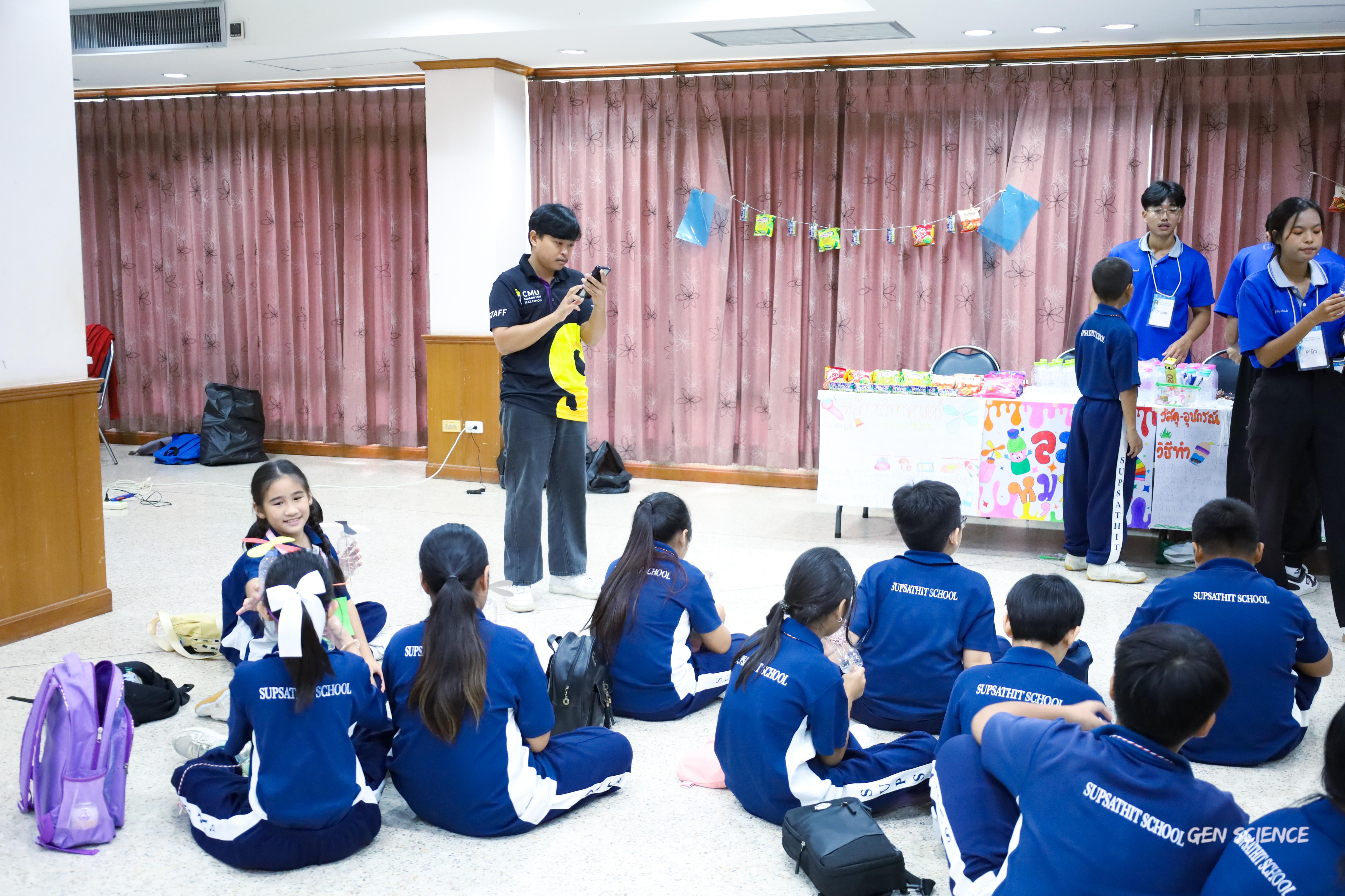 211. วันที่ 27 กันยายน 2568 ผศ.ดร.ปราณี เลิศแก้ว ดร.ธิดารัตน์ พรหมมา และนักศึกษาโปรแกรมวิชาวิทยาศาสตร์ทั่วไป คณะครุศาสตร์ จัดกิจกรรมค่าย STEM ให้กับโรงเรียนทรัพย์สถิตย์วิทยาคาร ณ หอประชุมทีปังกรรัศมีโชติ