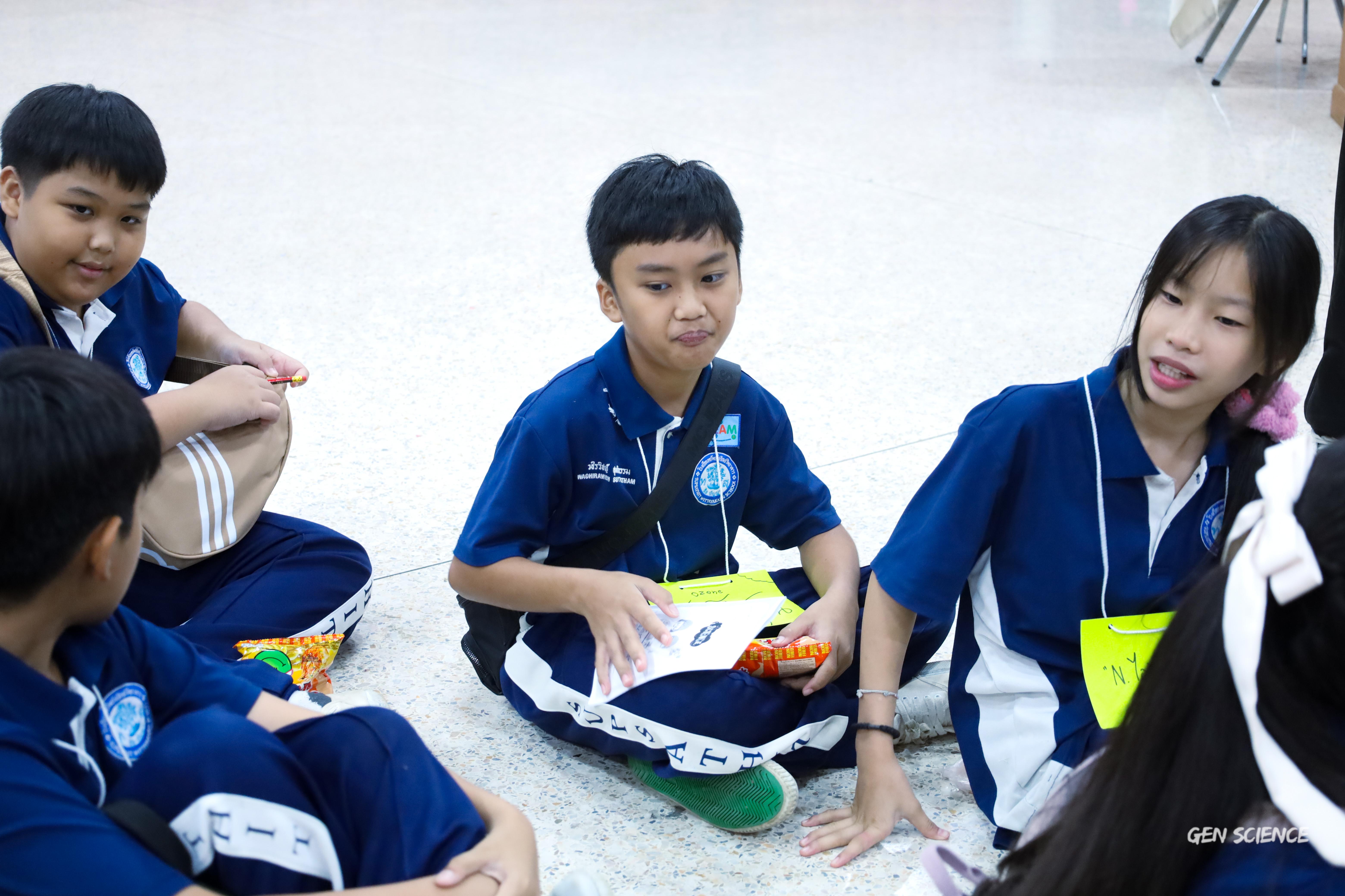 213. วันที่ 27 กันยายน 2568 ผศ.ดร.ปราณี เลิศแก้ว ดร.ธิดารัตน์ พรหมมา และนักศึกษาโปรแกรมวิชาวิทยาศาสตร์ทั่วไป คณะครุศาสตร์ จัดกิจกรรมค่าย STEM ให้กับโรงเรียนทรัพย์สถิตย์วิทยาคาร ณ หอประชุมทีปังกรรัศมีโชติ