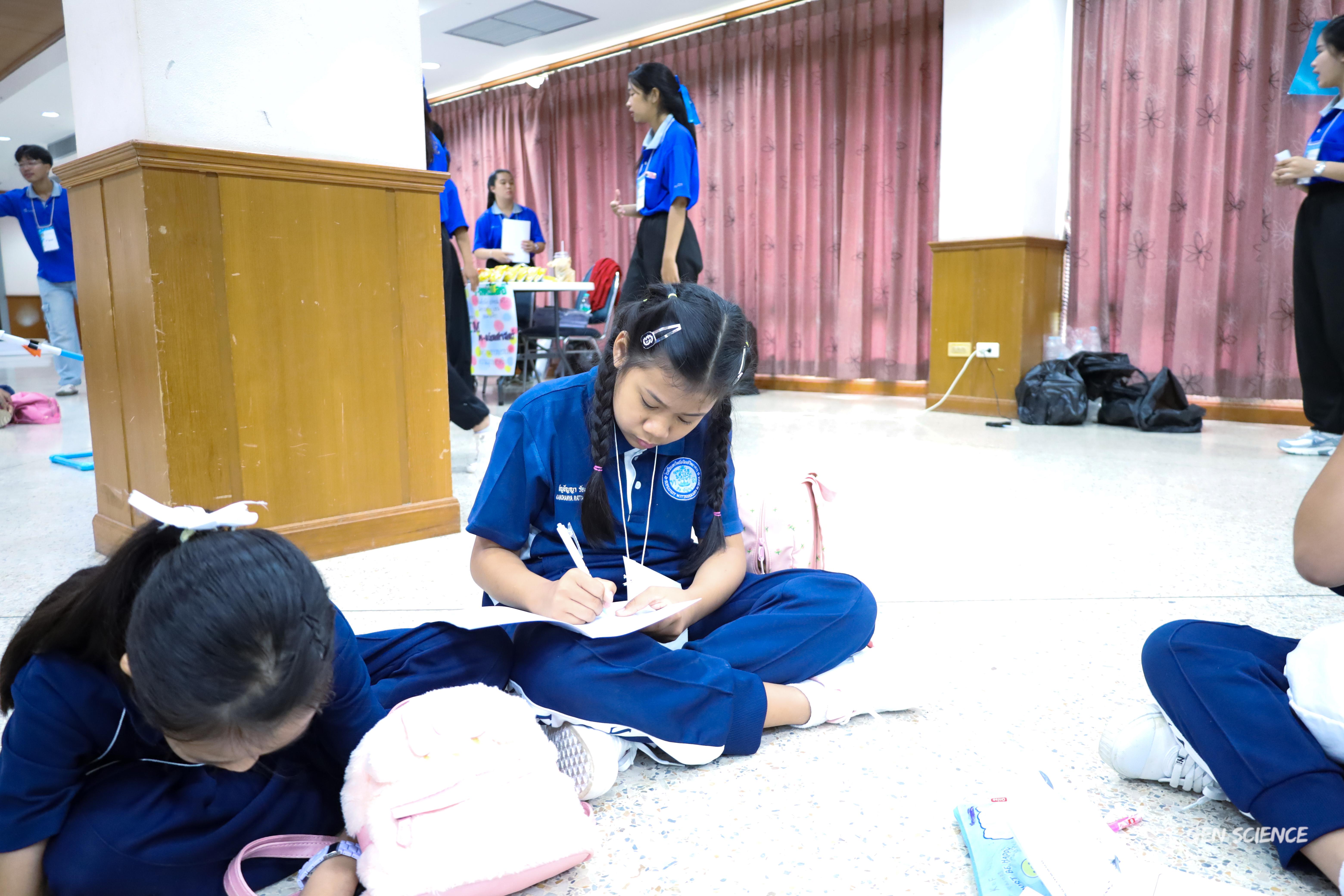 223. วันที่ 27 กันยายน 2568 ผศ.ดร.ปราณี เลิศแก้ว ดร.ธิดารัตน์ พรหมมา และนักศึกษาโปรแกรมวิชาวิทยาศาสตร์ทั่วไป คณะครุศาสตร์ จัดกิจกรรมค่าย STEM ให้กับโรงเรียนทรัพย์สถิตย์วิทยาคาร ณ หอประชุมทีปังกรรัศมีโชติ
