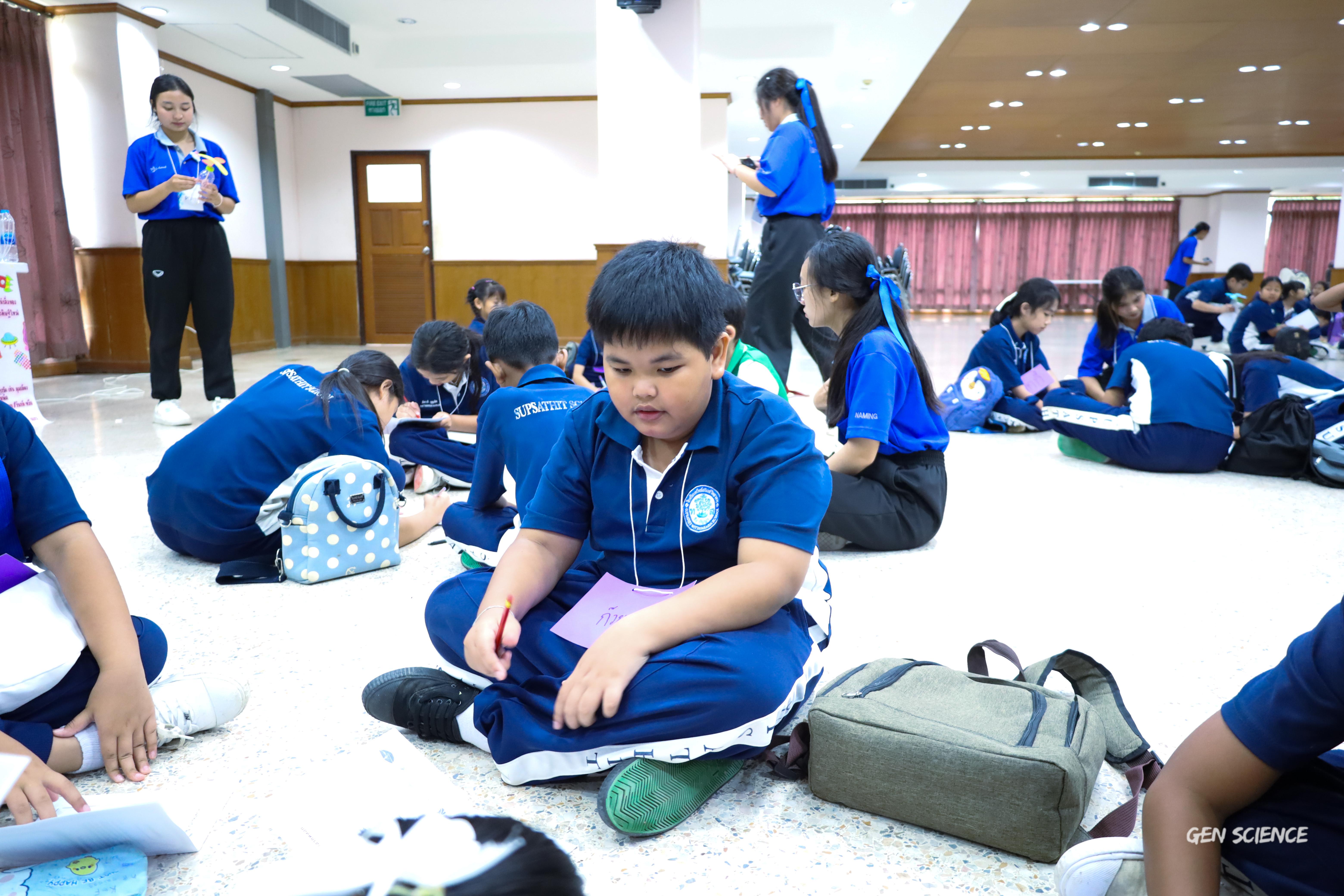 224. วันที่ 27 กันยายน 2568 ผศ.ดร.ปราณี เลิศแก้ว ดร.ธิดารัตน์ พรหมมา และนักศึกษาโปรแกรมวิชาวิทยาศาสตร์ทั่วไป คณะครุศาสตร์ จัดกิจกรรมค่าย STEM ให้กับโรงเรียนทรัพย์สถิตย์วิทยาคาร ณ หอประชุมทีปังกรรัศมีโชติ