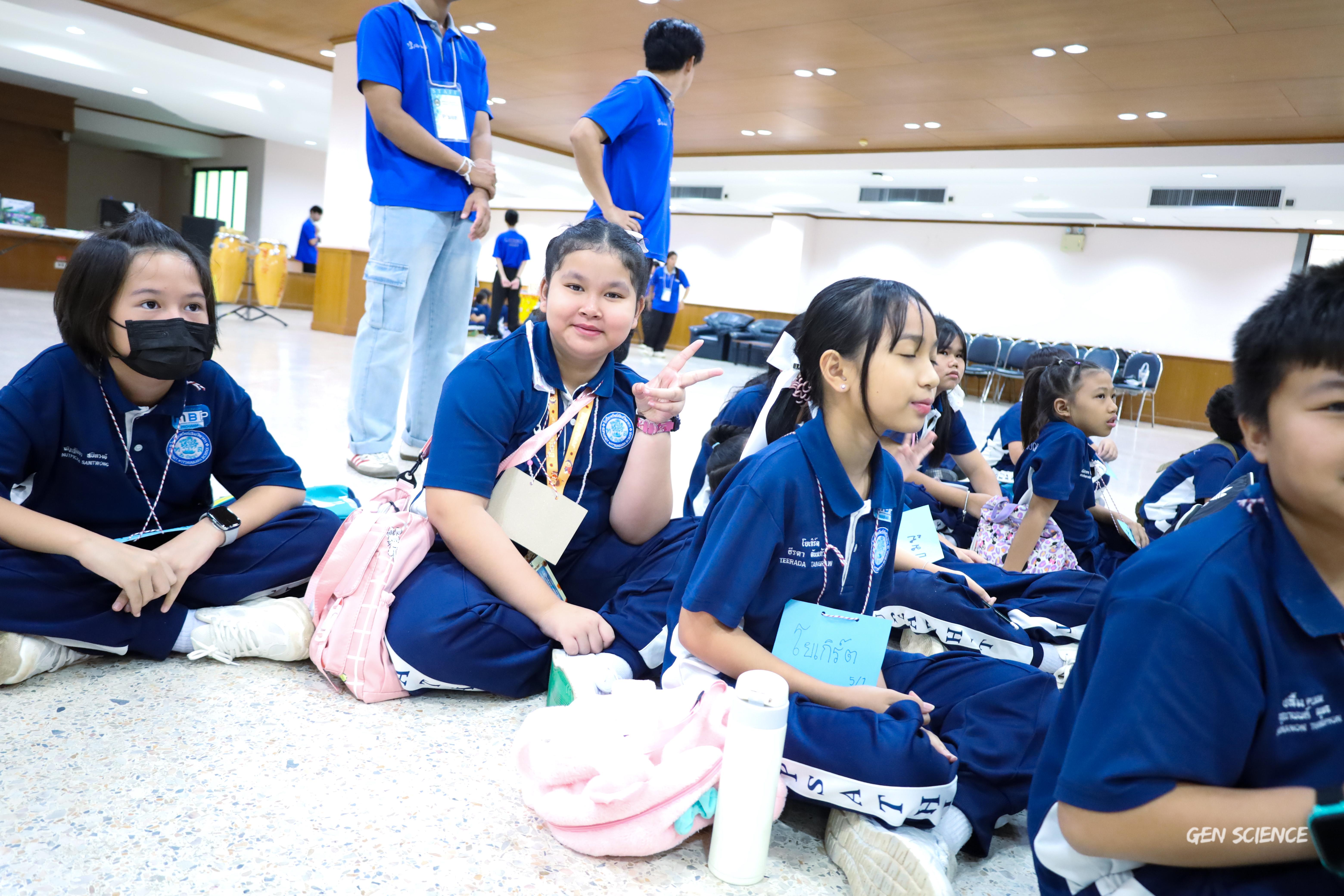 226. วันที่ 27 กันยายน 2568 ผศ.ดร.ปราณี เลิศแก้ว ดร.ธิดารัตน์ พรหมมา และนักศึกษาโปรแกรมวิชาวิทยาศาสตร์ทั่วไป คณะครุศาสตร์ จัดกิจกรรมค่าย STEM ให้กับโรงเรียนทรัพย์สถิตย์วิทยาคาร ณ หอประชุมทีปังกรรัศมีโชติ