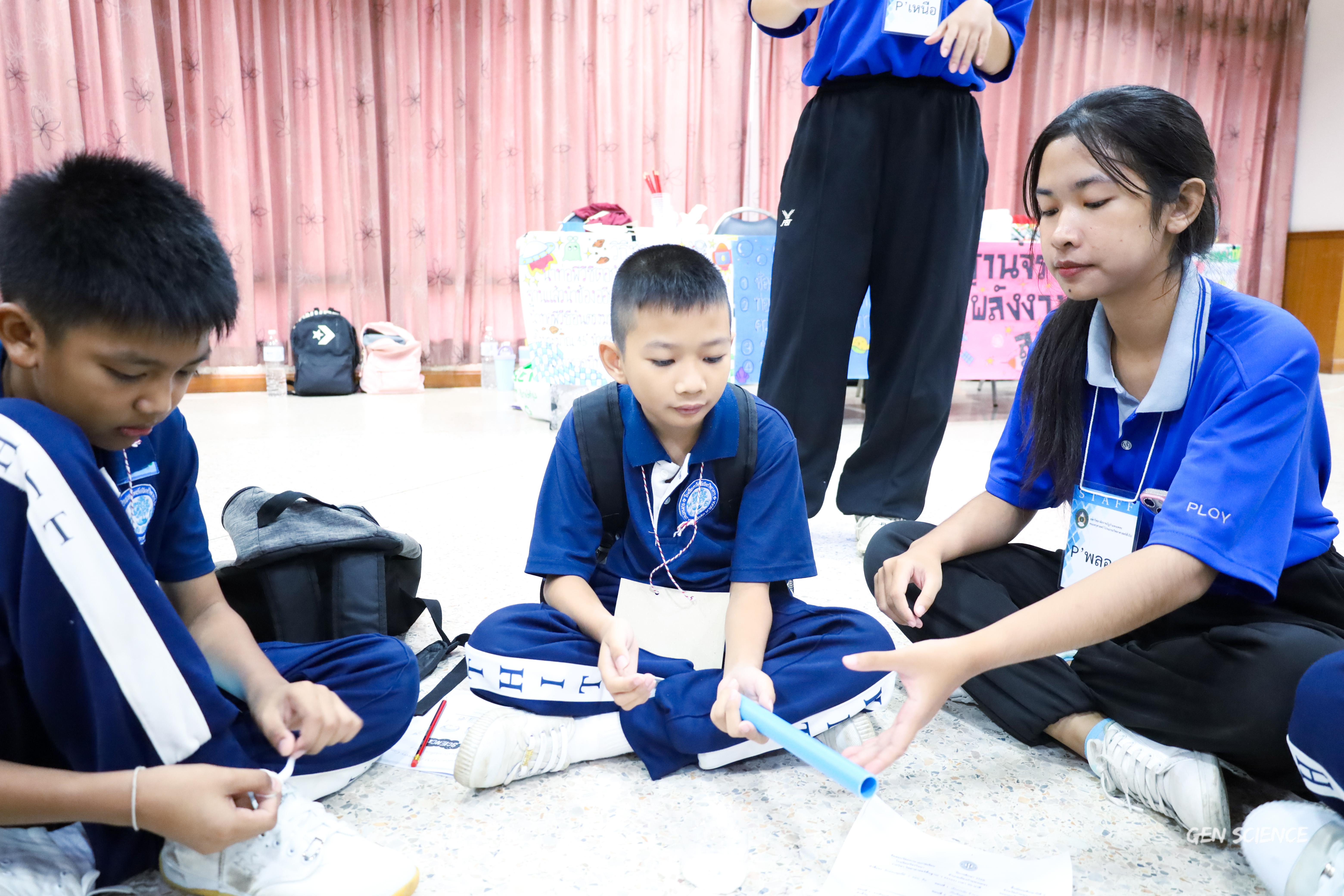 232. วันที่ 27 กันยายน 2568 ผศ.ดร.ปราณี เลิศแก้ว ดร.ธิดารัตน์ พรหมมา และนักศึกษาโปรแกรมวิชาวิทยาศาสตร์ทั่วไป คณะครุศาสตร์ จัดกิจกรรมค่าย STEM ให้กับโรงเรียนทรัพย์สถิตย์วิทยาคาร ณ หอประชุมทีปังกรรัศมีโชติ