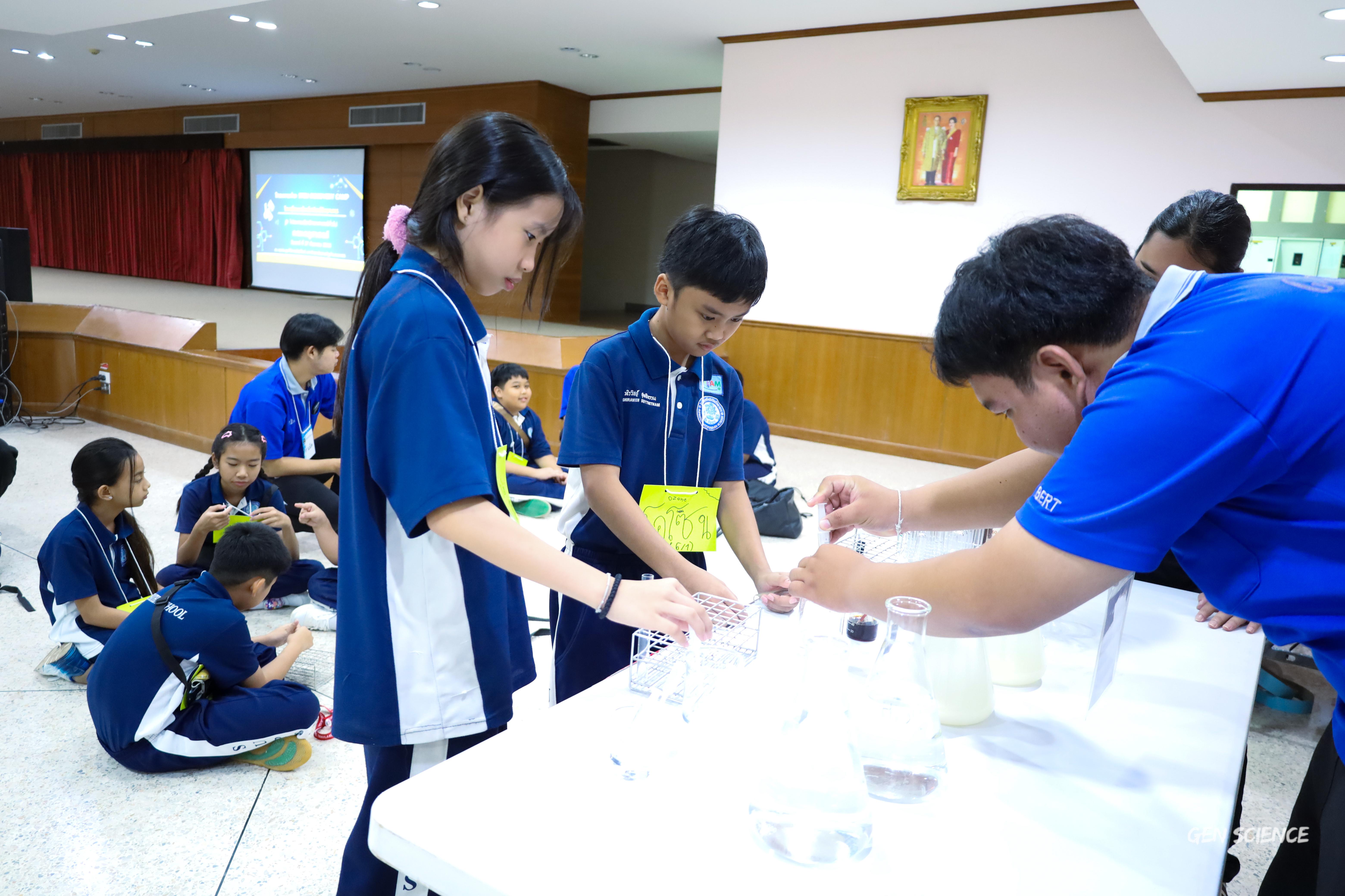 235. วันที่ 27 กันยายน 2568 ผศ.ดร.ปราณี เลิศแก้ว ดร.ธิดารัตน์ พรหมมา และนักศึกษาโปรแกรมวิชาวิทยาศาสตร์ทั่วไป คณะครุศาสตร์ จัดกิจกรรมค่าย STEM ให้กับโรงเรียนทรัพย์สถิตย์วิทยาคาร ณ หอประชุมทีปังกรรัศมีโชติ