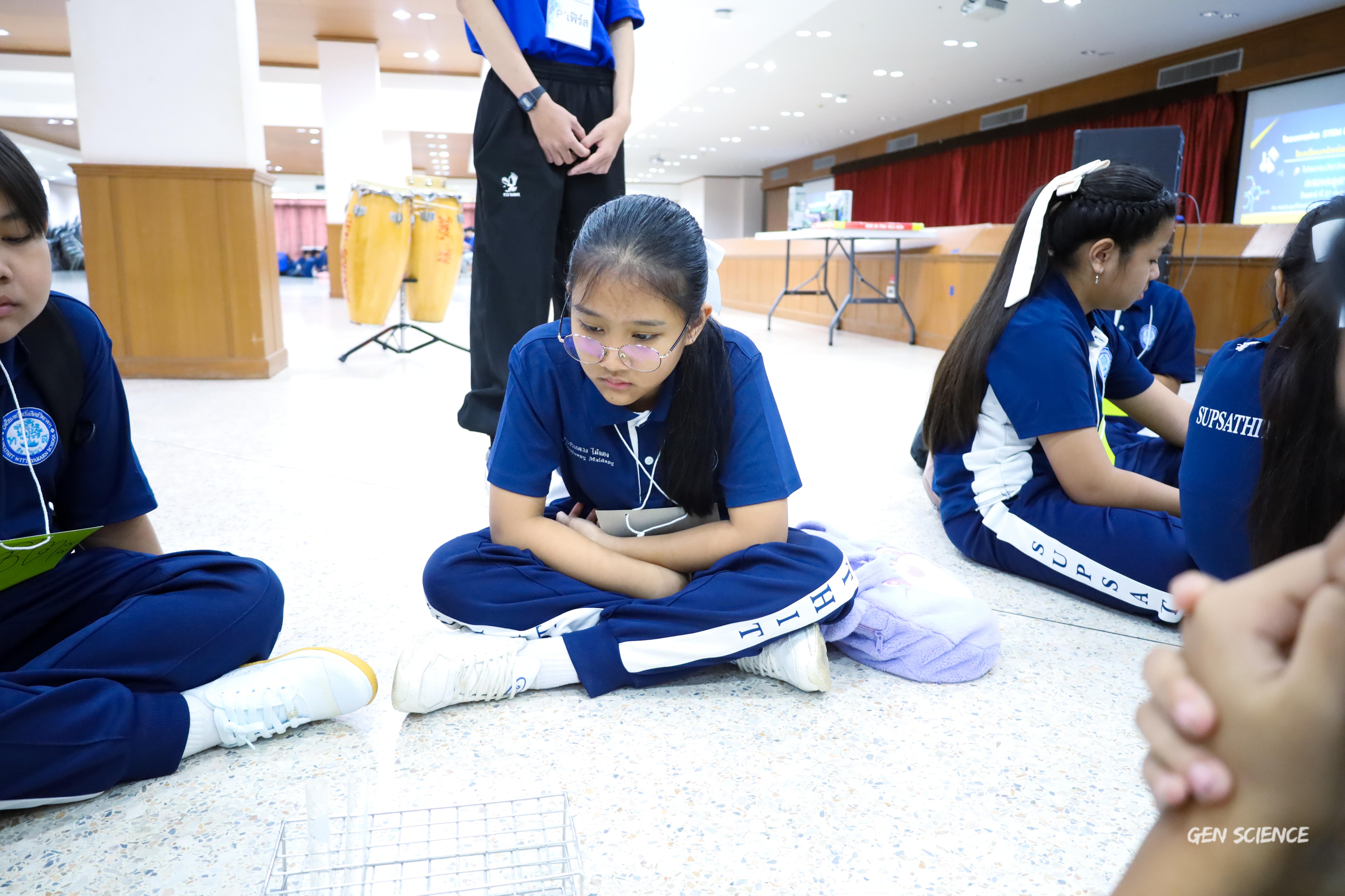 237. วันที่ 27 กันยายน 2568 ผศ.ดร.ปราณี เลิศแก้ว ดร.ธิดารัตน์ พรหมมา และนักศึกษาโปรแกรมวิชาวิทยาศาสตร์ทั่วไป คณะครุศาสตร์ จัดกิจกรรมค่าย STEM ให้กับโรงเรียนทรัพย์สถิตย์วิทยาคาร ณ หอประชุมทีปังกรรัศมีโชติ