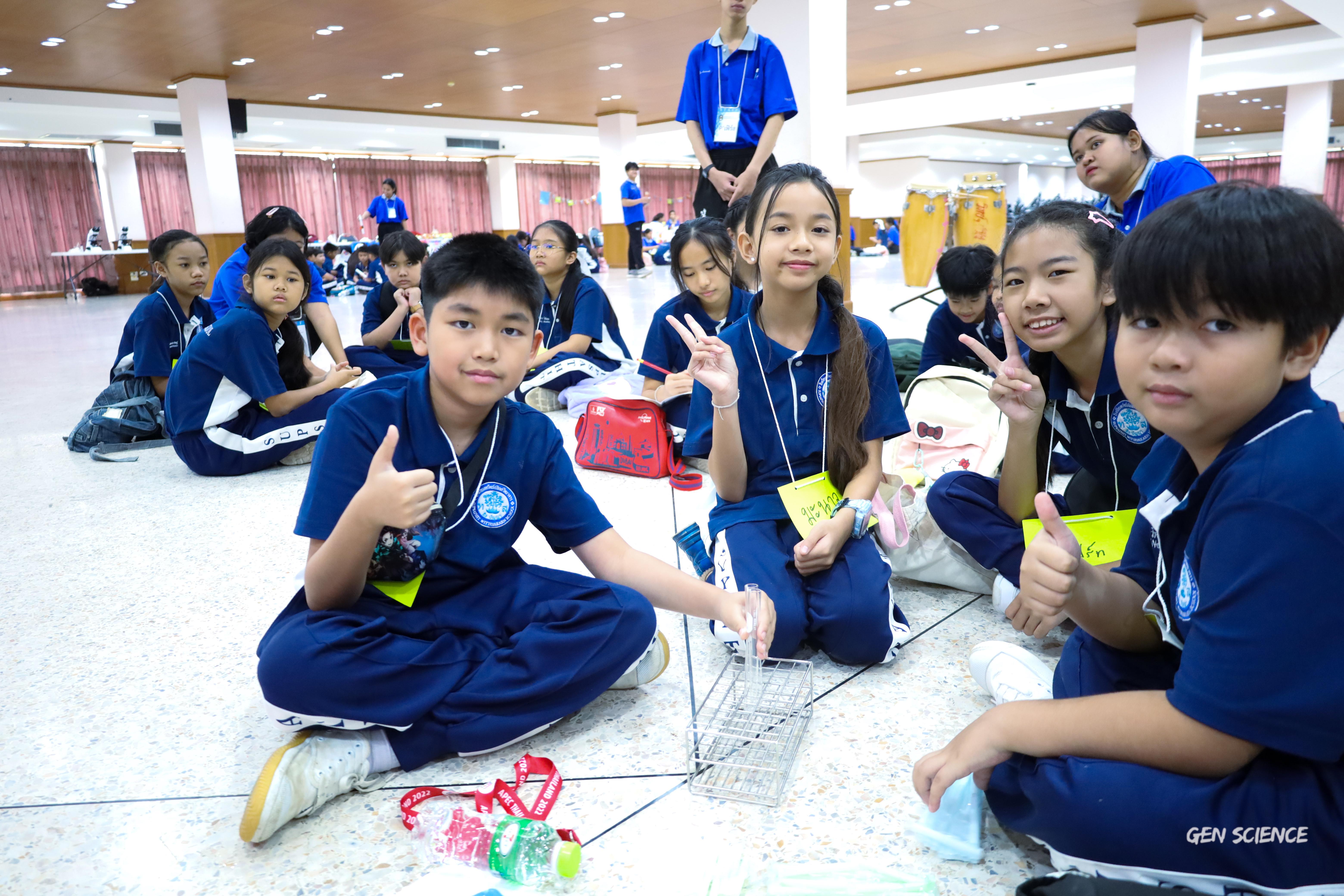 238. วันที่ 27 กันยายน 2568 ผศ.ดร.ปราณี เลิศแก้ว ดร.ธิดารัตน์ พรหมมา และนักศึกษาโปรแกรมวิชาวิทยาศาสตร์ทั่วไป คณะครุศาสตร์ จัดกิจกรรมค่าย STEM ให้กับโรงเรียนทรัพย์สถิตย์วิทยาคาร ณ หอประชุมทีปังกรรัศมีโชติ