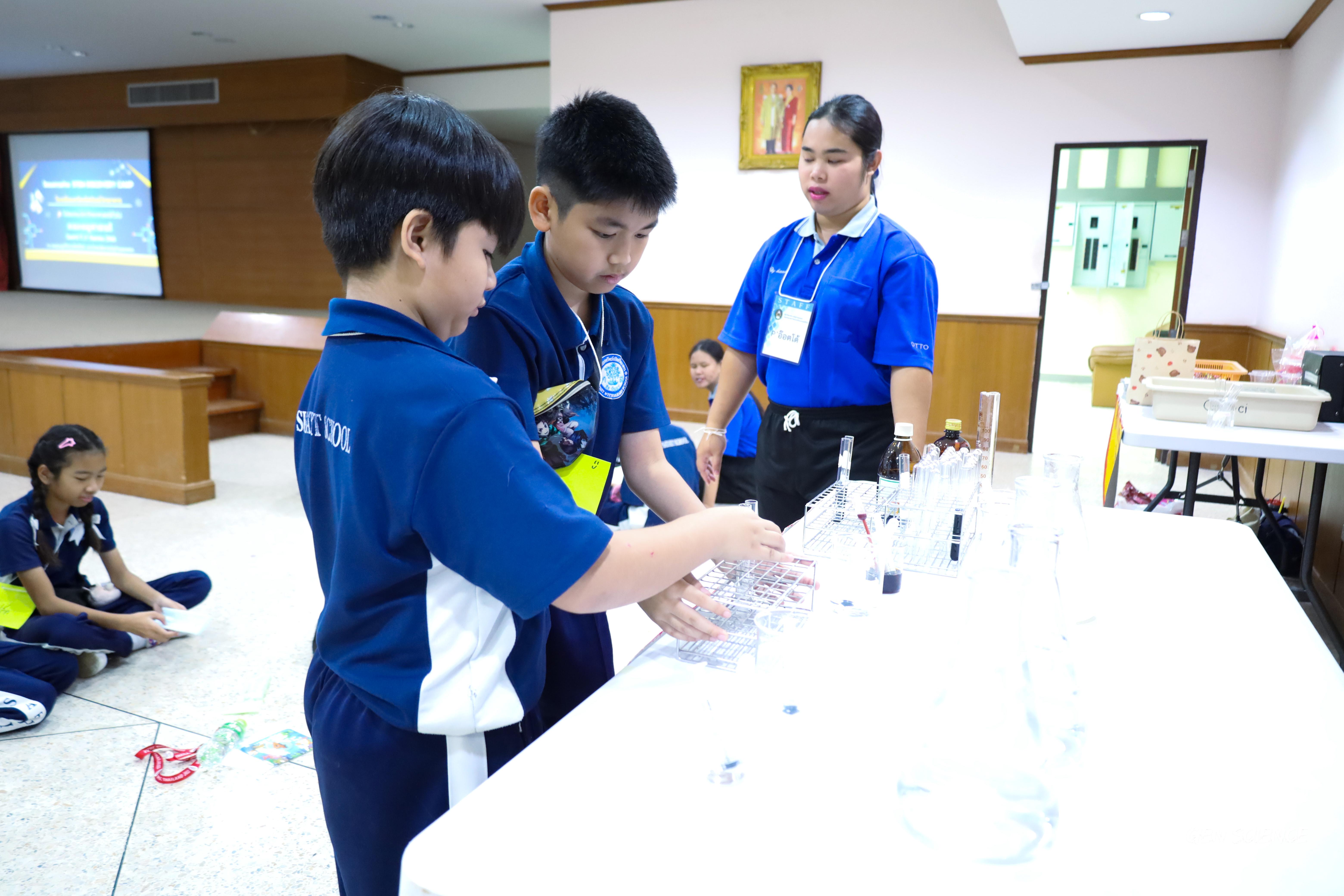 242. วันที่ 27 กันยายน 2568 ผศ.ดร.ปราณี เลิศแก้ว ดร.ธิดารัตน์ พรหมมา และนักศึกษาโปรแกรมวิชาวิทยาศาสตร์ทั่วไป คณะครุศาสตร์ จัดกิจกรรมค่าย STEM ให้กับโรงเรียนทรัพย์สถิตย์วิทยาคาร ณ หอประชุมทีปังกรรัศมีโชติ