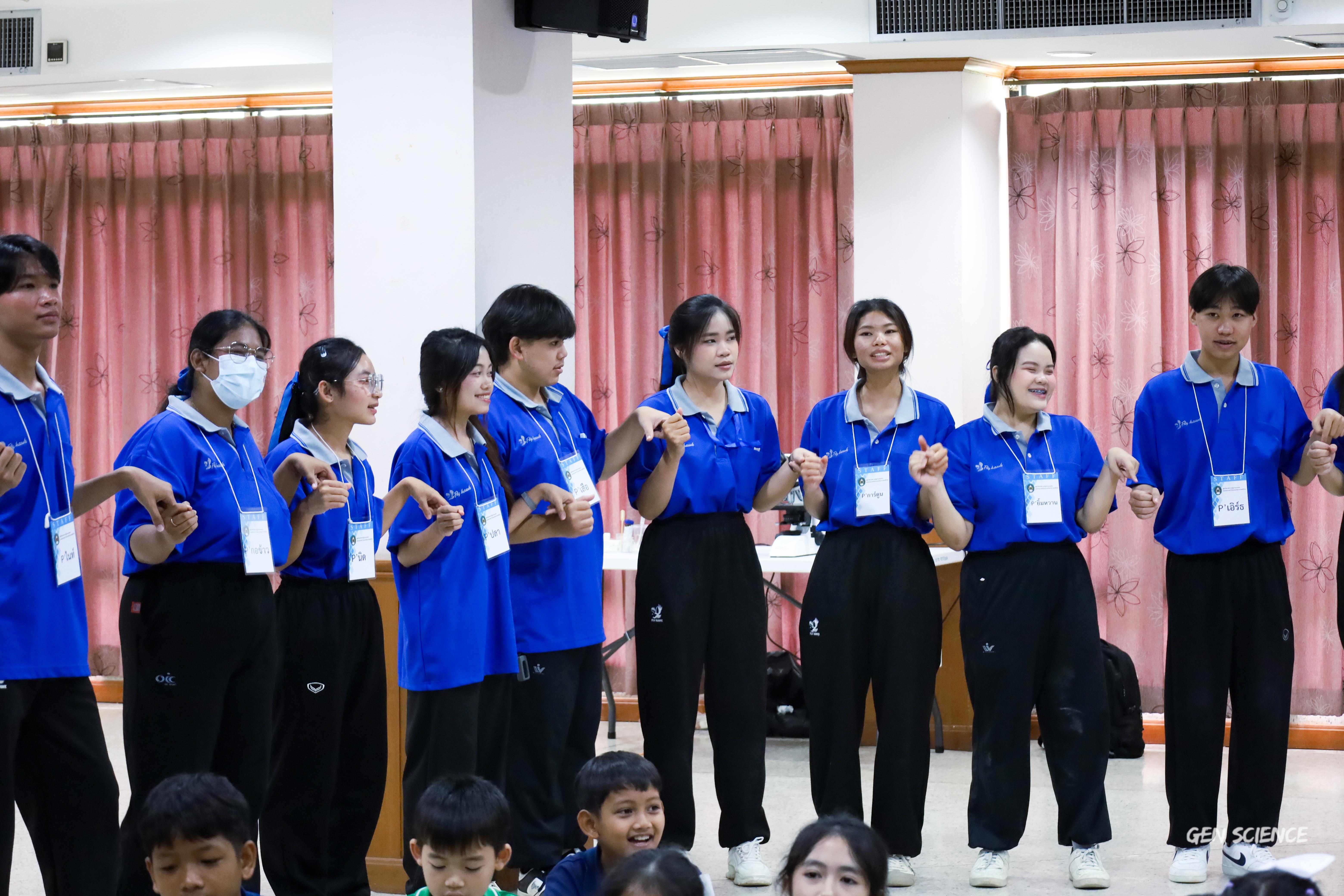245. วันที่ 27 กันยายน 2568 ผศ.ดร.ปราณี เลิศแก้ว ดร.ธิดารัตน์ พรหมมา และนักศึกษาโปรแกรมวิชาวิทยาศาสตร์ทั่วไป คณะครุศาสตร์ จัดกิจกรรมค่าย STEM ให้กับโรงเรียนทรัพย์สถิตย์วิทยาคาร ณ หอประชุมทีปังกรรัศมีโชติ