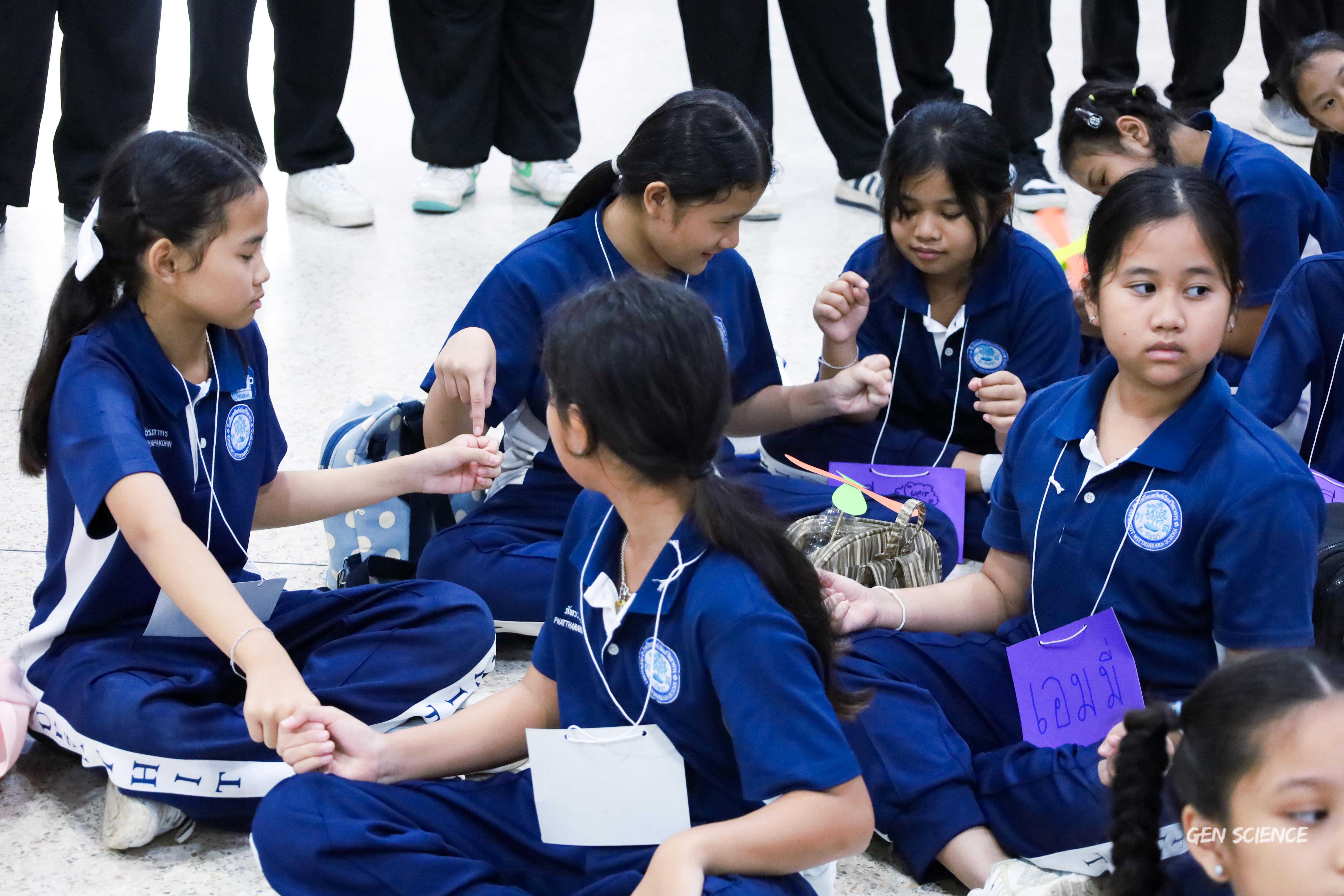 246. วันที่ 27 กันยายน 2568 ผศ.ดร.ปราณี เลิศแก้ว ดร.ธิดารัตน์ พรหมมา และนักศึกษาโปรแกรมวิชาวิทยาศาสตร์ทั่วไป คณะครุศาสตร์ จัดกิจกรรมค่าย STEM ให้กับโรงเรียนทรัพย์สถิตย์วิทยาคาร ณ หอประชุมทีปังกรรัศมีโชติ