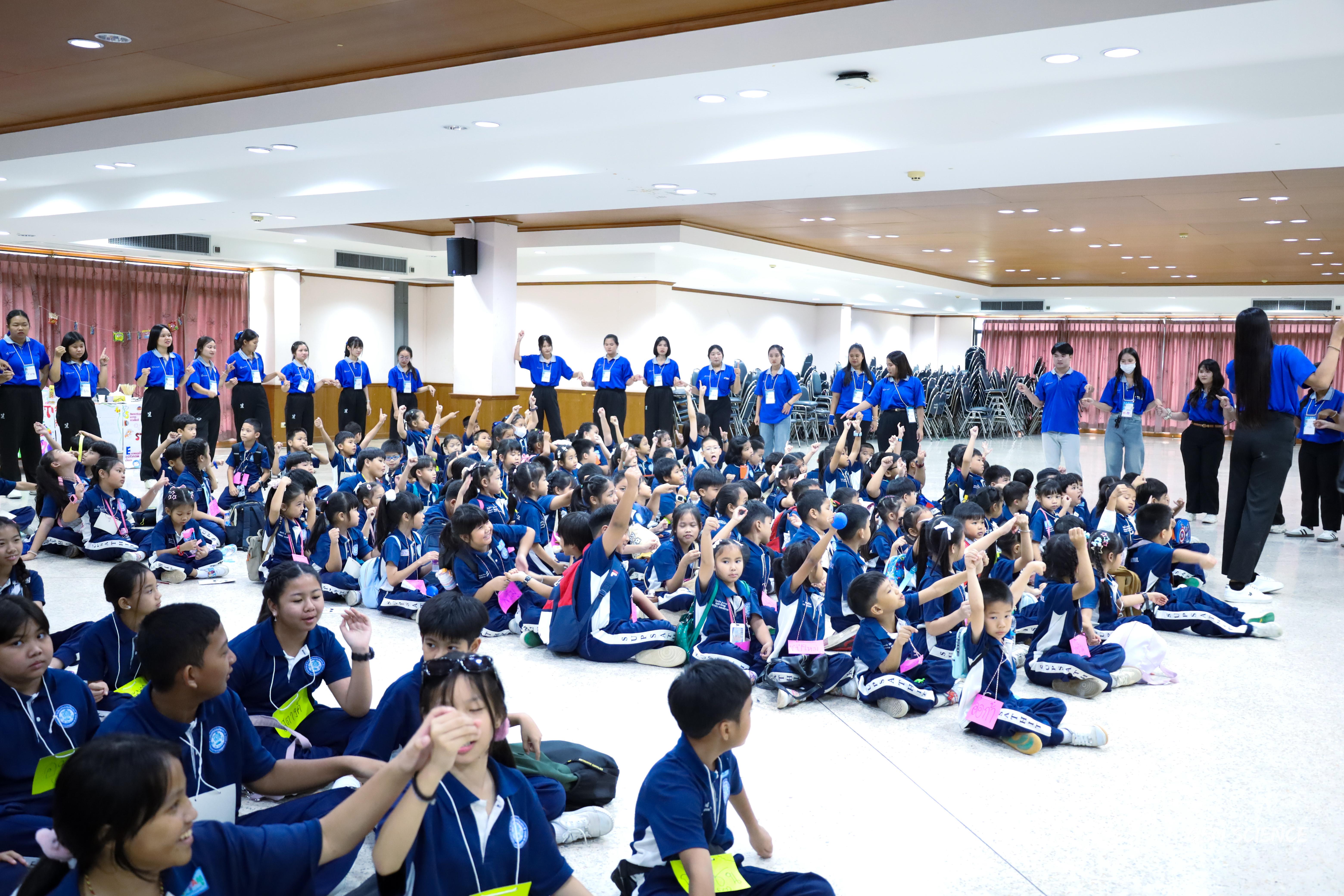 248. วันที่ 27 กันยายน 2568 ผศ.ดร.ปราณี เลิศแก้ว ดร.ธิดารัตน์ พรหมมา และนักศึกษาโปรแกรมวิชาวิทยาศาสตร์ทั่วไป คณะครุศาสตร์ จัดกิจกรรมค่าย STEM ให้กับโรงเรียนทรัพย์สถิตย์วิทยาคาร ณ หอประชุมทีปังกรรัศมีโชติ
