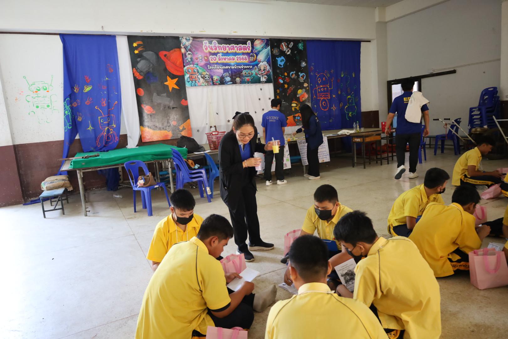 176. วันที่ 15 มกราคม 2569 นำโดยผศ.ดร.ไตรรงค์ เปลี่ยนแสง ผศ.ดร.ปราณี เลิศแก้ว  ดร.ธิดารัตน์  พรหมมา  และนักศึกษาโปรแกรมวิชาวิทยาศาสตร์ทั่วไป ได้จัดค่ายวิชาการให้กับนักเรียนชั้นมัธยมศึกษาปีที่ 3 โรงเรียนเทศบาลบ้านปากทาง จ.พิจิตร