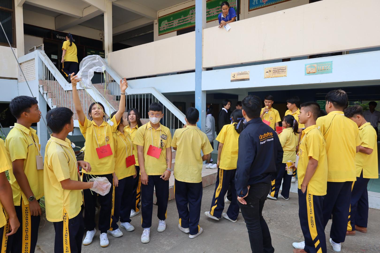 196. วันที่ 15 มกราคม 2569 นำโดยผศ.ดร.ไตรรงค์ เปลี่ยนแสง ผศ.ดร.ปราณี เลิศแก้ว  ดร.ธิดารัตน์  พรหมมา  และนักศึกษาโปรแกรมวิชาวิทยาศาสตร์ทั่วไป ได้จัดค่ายวิชาการให้กับนักเรียนชั้นมัธยมศึกษาปีที่ 3 โรงเรียนเทศบาลบ้านปากทาง จ.พิจิตร