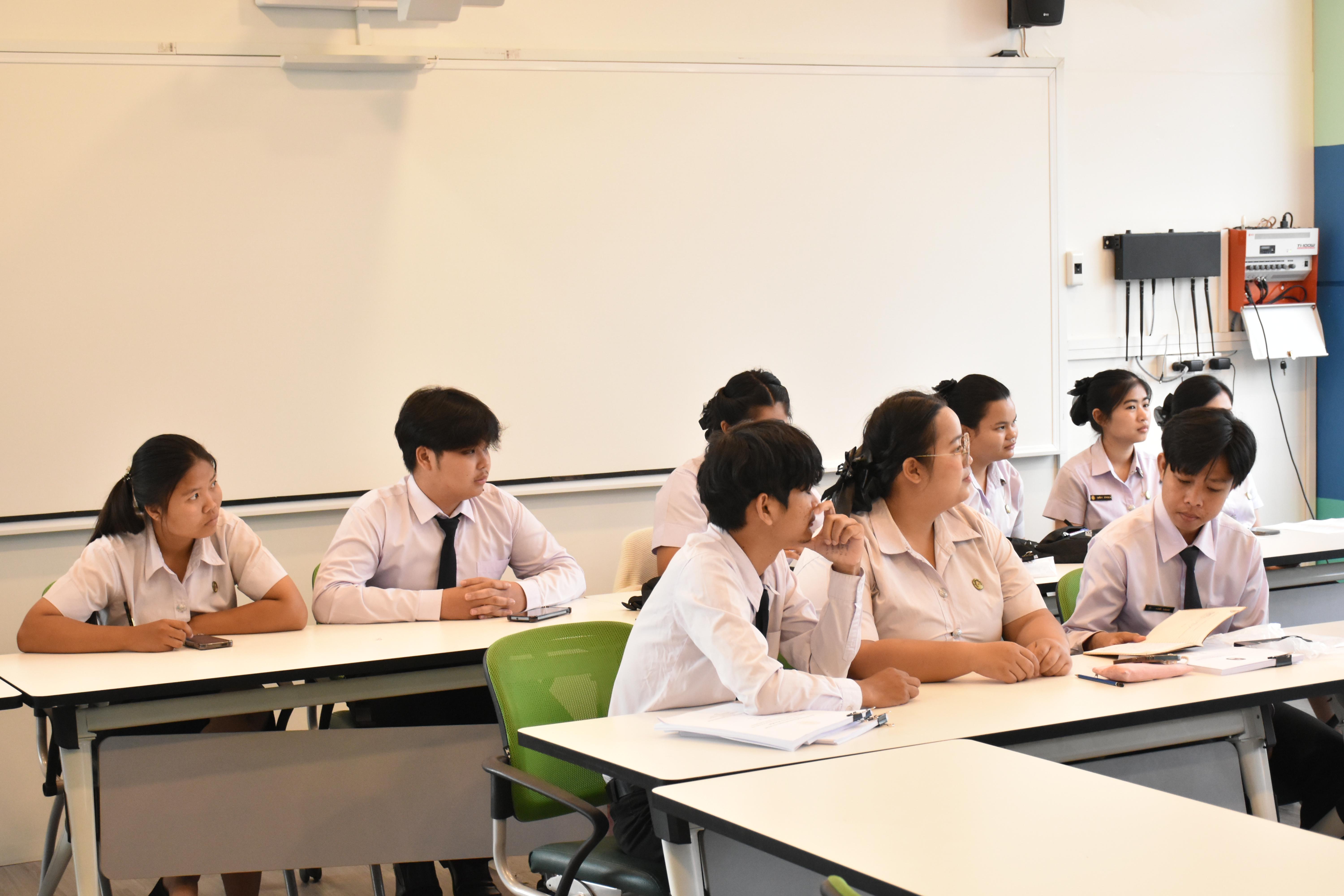 17. วันที่ 9 มีนาคม 2569 นักศึกษาโปรแกรมวิทยาศาสตร์ทั่วไปชั้นปีที่ 3 ได้นำเสนอผลงานวิจัย โดยมีผศ.วิไลลักษณ์ สวนมะลิ ดร.เกษฏา สาลา ผศ.สุวิชญา บัวชาติ เป็นผู้ทรงคุณวุฒิ