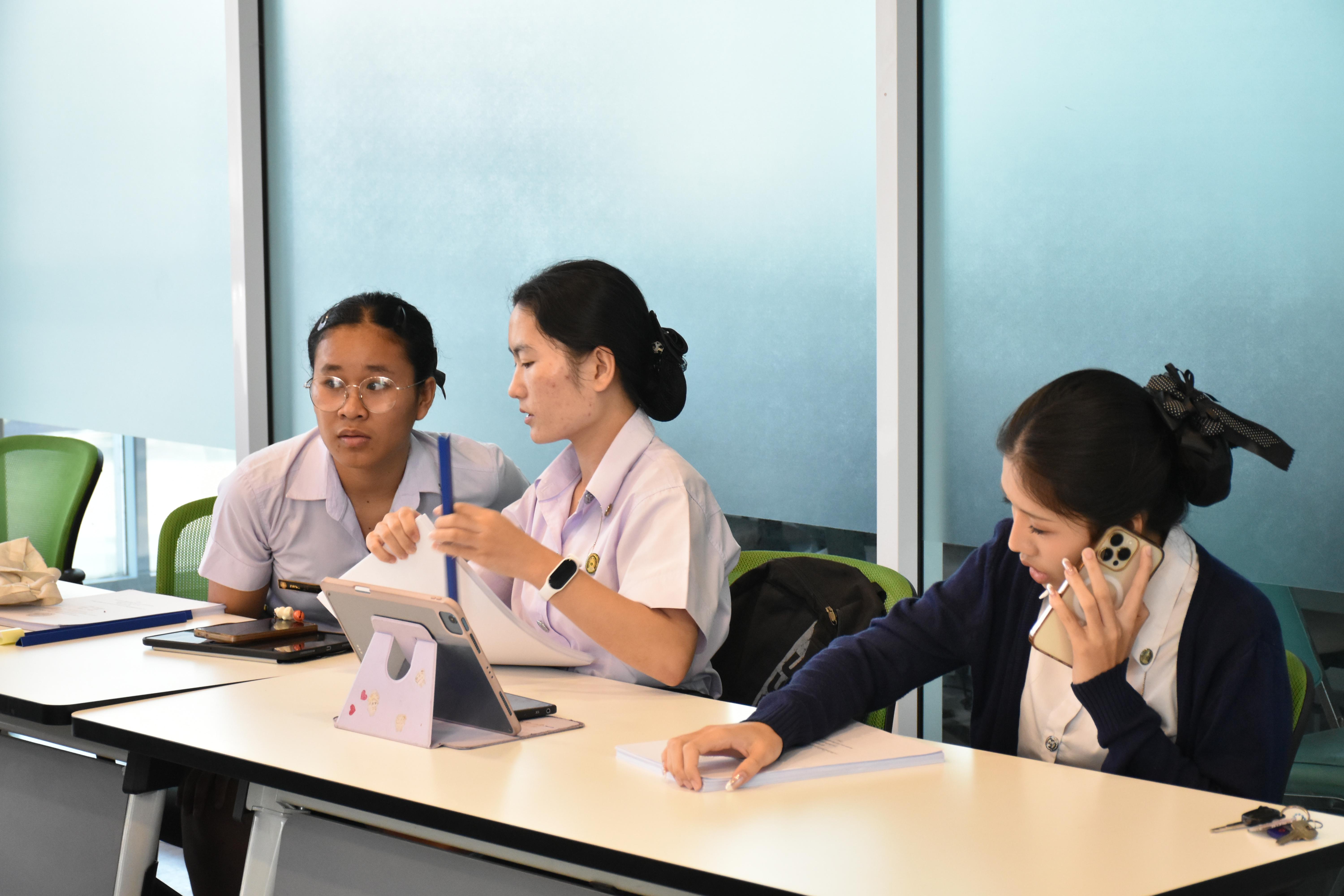 23. วันที่ 9 มีนาคม 2569 นักศึกษาโปรแกรมวิทยาศาสตร์ทั่วไปชั้นปีที่ 3 ได้นำเสนอผลงานวิจัย โดยมีผศ.วิไลลักษณ์ สวนมะลิ ดร.เกษฏา สาลา ผศ.สุวิชญา บัวชาติ เป็นผู้ทรงคุณวุฒิ