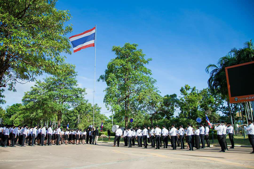 อาจารย์และเจ้าหน้าที่ ฝ่ายกิจการนักศึกษา คณะครุศาสตร์ นำนักศึกษาเข้าร่วม งาน 100 ปีธงไตรรงค์